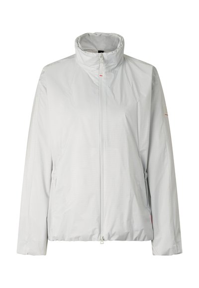 Lichtgrijze jas met hoge kraag, rits aan de voorkant, lange mouwen en zijzakken.