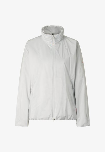 Lichtgrijze jas met hoge kraag, rits aan de voorkant, lange mouwen en zijzakken.