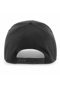 Gorra de béisbol negra con visera curva, cierre ajustable de broche y tela texturizada. Vista trasera que destaca los orificios de ventilación.