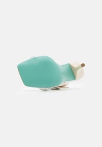 Scarpa con tacco alto con una parte superiore bianca liscia, decorata con gemme trasparenti e una suola turchese a coste. Design minimalista e forma appuntita.