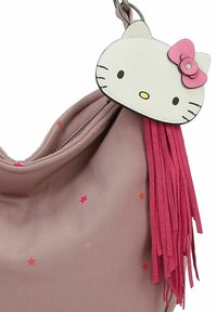 Borsa sintetica rosa con motivo a stelle, caratterizzata da un ciondolo a forma di faccina di Hello Kitty bianca con un fiocco rosa e frange rosa come decorazione.