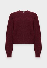 Pull rouge foncé duveteux à manches longues et col rond, avec poignets et ourlet côtelés, présenté sur un fond clair uni.