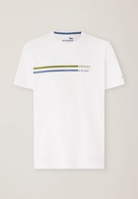 T-shirt in cotone bianco con collo rotondo e maniche corte. Elementi notevoli includono strisce orizzontali verdi, blu e navy, con dettagli del logo.