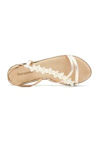 Sandalias Gioseppo con base nude y detalles metálicos, adornadas con decoraciones blancas similares a perlas a lo largo de la correa.