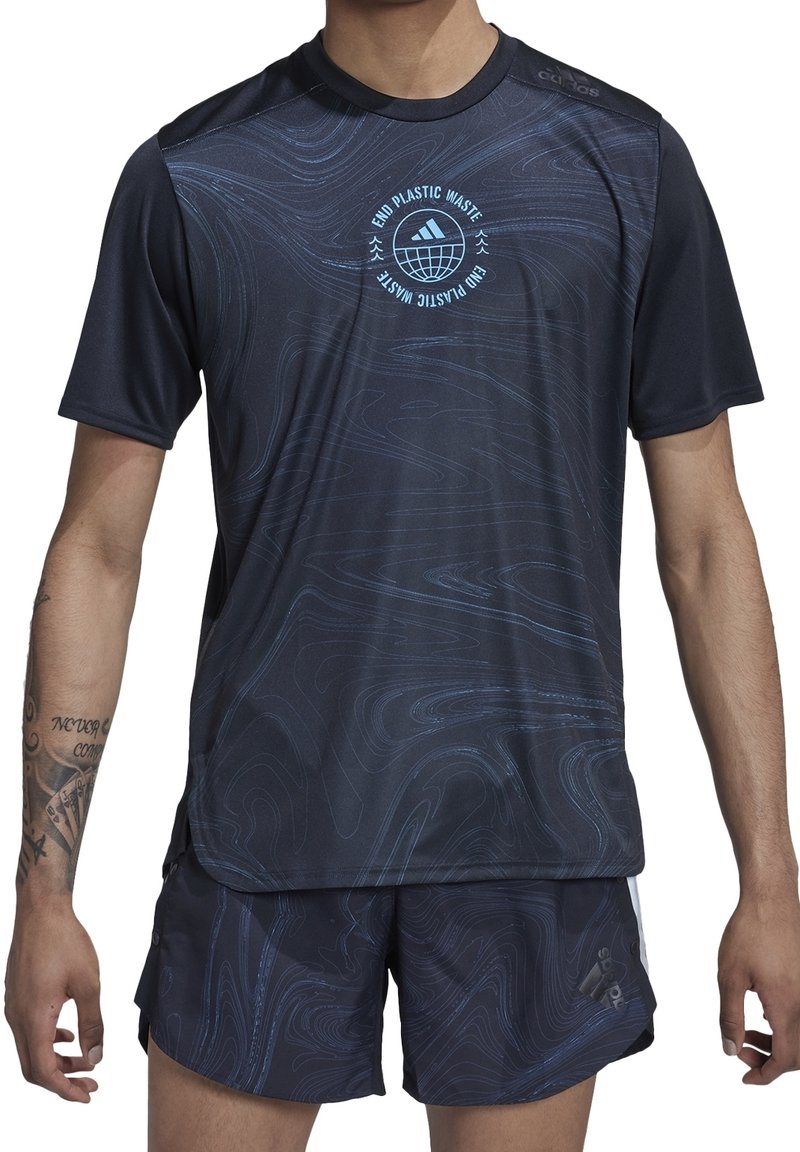 T-shirt de sport bleu marine avec un motif ondulé et le slogan « End Plastic Waste ». Confectionné dans un matériau respirant, il comporte des manches courtes et un col rond.