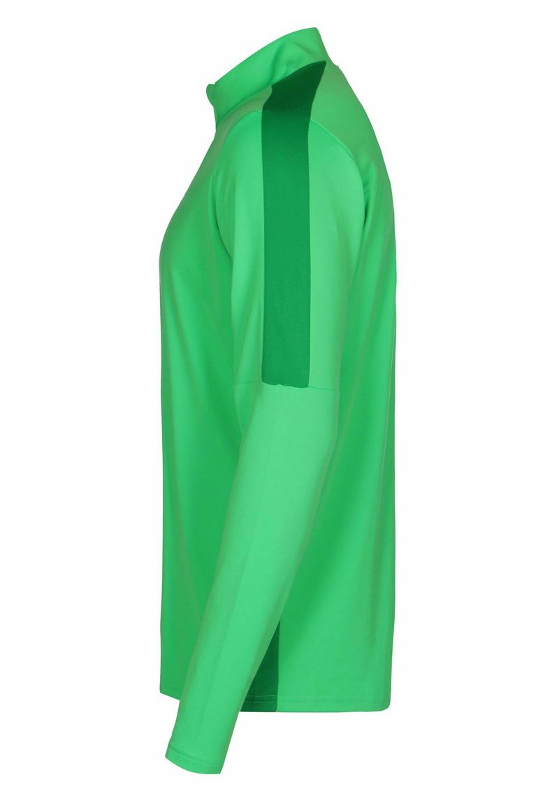 Chemise verte à manches longues, fabriquée en tissu lisse, dotée d'un design vert uni et d'accents contrastants de vert plus foncé sur les épaules.