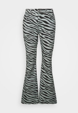 Calças largas com padrão de zebra em cinza claro com riscas pretas. Feitas de um tecido texturizado, com um cós padrão e bolsos frontais.