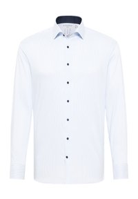 Camicia bianca a maniche lunghe con sottili righe, colletto classico e dettagli in bottoni blu navy. Tessuto morbido con una consistenza liscia, vestibilità su misura.