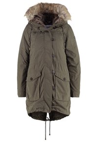 Olivově zelená parka s kapucí s umělým kožíškem, přední zapínání na knoflíky, dvě velké kapsy, stahovací pás v pase a středně dlouhý lem.