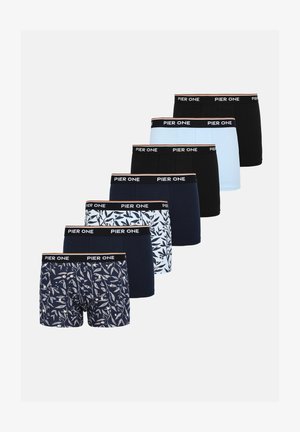 Sieben Herrenboxershorts in Marineblau, Schwarz, Hellblau und zwei floralen Mustern, mit "Pier One" auf den Bundbändern bedruckt.