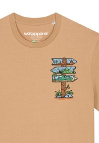 Beige katoenen t-shirt met een kleurrijk wegwijzerontwerp met landschappen, cactussen en planten. Rond decolleté en korte mouwen.