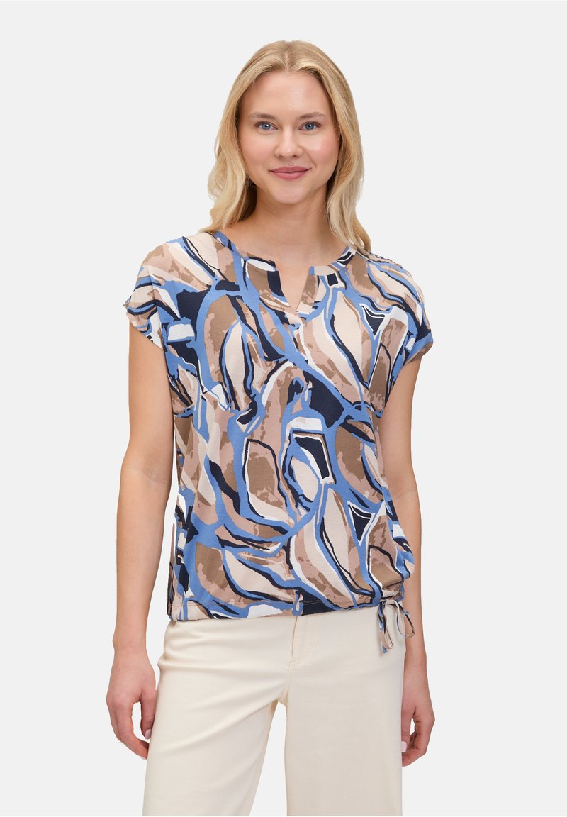 Maglietta colorata a maniche corte con scollatura a V, motivo astratto blu, marrone e beige, con dettaglio arricciato e cordoncino all'orlo.