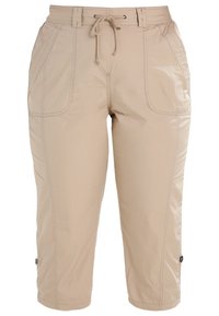 Pantalon beige court avec poches plaquées à l'avant, taille à cordon, passants pour ceinture et détails de boutons près de l'ourlet.
