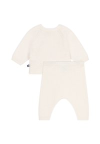 Hvit strikket todelt sett med en langermet topp med raglan-ermer og matchende bukser med en koselig, teksturert finish.