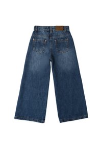 Pantalones de mezclilla de pierna ancha, lavado medio, con dos bolsillos traseros, herrajes en tono cobre y un parche de cuero en la pretina.