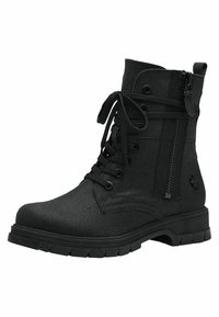 Botas negras de tobillo con tejido texturizado, cordones en la parte frontal, cremallera lateral y suela de goma con un patrón de tracción robusto y detalle de logo.