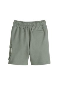 Grüne Baumwollshorts mit einem elastischen Bund, seitlichen Taschen und einer Gesäßtasche. Sanfte Textur und lässiges Design.