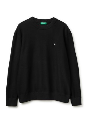 Sudadera negra de cuello redondo con puños y dobladillo de canalé, pequeño logo bordado en blanco en el lado izquierdo del pecho y etiqueta verde en el interior del collar.
