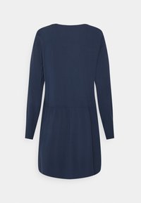 Vestido azul marinho com mangas longas, gola redonda, cintura franzida e bainha reta. Feito de um tecido suave e leve.