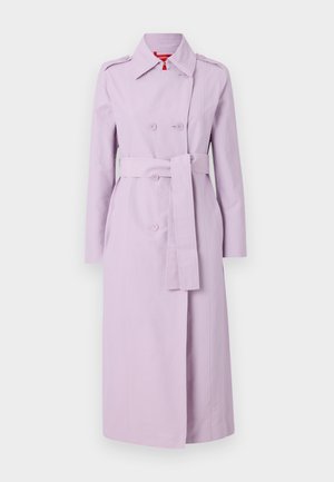 Lilla trench coat, mis on valmistatud siledast kangast, kahekordse eest, vöödiga talje, õlavarre epauletid ja pikad varrukad.