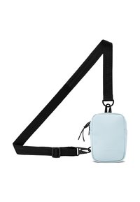 Borsa a tracolla rettangolare di colore blu chiaro, realizzata in materiale morbido, con tracolla nera regolabile e chiusura con zip arricchita da dettagli in metallo.