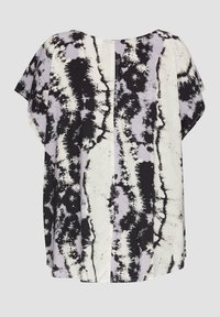 Schwarz-weißes Batik-T-Shirt mit kurzen Ärmeln und lockerem Schnitt, das ein asymmetrisches Muster und eine gerade Rückennaht aufweist. Glatte Textur.