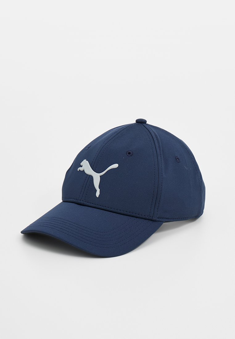 Casquette de baseball bleu marine en tissu doux, arborant un logo Puma blanc bien en vue à l'avant, avec une visière incurvée et un design à six panneaux.