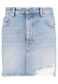 Světle modrá džínová sukně s upnutým střihem, roztrhaným lemem a opotřebovanými detaily. Obsahuje přední kapsy a jedno knoflíkové zapínání.