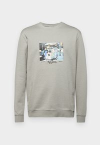 Grå hettegenser laget av bomullsblanding; har et sentralt grafisk trykk av en matvogn-scene og teksten "New York" med dekorativ skrift.