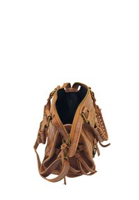 Sac à main en cuir marron avec une finition texturée, des fermetures éclair et des accents décoratifs. Le haut ouvert révèle un intérieur sombre avec un compartiment spacieux.
