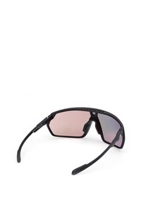 Černé sluneční brýle s velkými, hexagonálními čočkami, které přecházejí z růžové do šedé. Elegantní, matný povrch s gumovými detaily na ramenech.