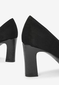 Next WIDE FIT FOREVER COMFORT ROUND TOE BLOCK HEEL COURT - Classic heels - black