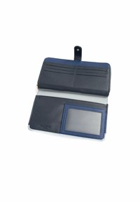 Marineblauwe leren portefeuille met een bifold-ontwerp, voorzien van meerdere kaartsleuven, een ID-venster en een gestructureerde afwerking. Versterkt met stiksels.