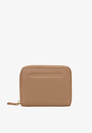 Taschenbörse aus braunem Leder mit geprägtem "LES VISIONNAIRES"-Logo, Reißverschluss, glatte Oberfläche und goldfarbener Hardware-Akzent am Reißverschluss.