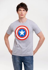 Graues T-Shirt mit kurzen Ärmeln, das ein großes rotes und blaues kreisförmiges Captain America-Logo mit einem weißen Stern in der Mitte zeigt.