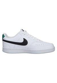 Zapatilla blanca con parte superior de cuero suave, logo de swoosh negro, lengüeta en el talón verde y puntera perforada para transpirabilidad. Diseño clásico de caña baja.