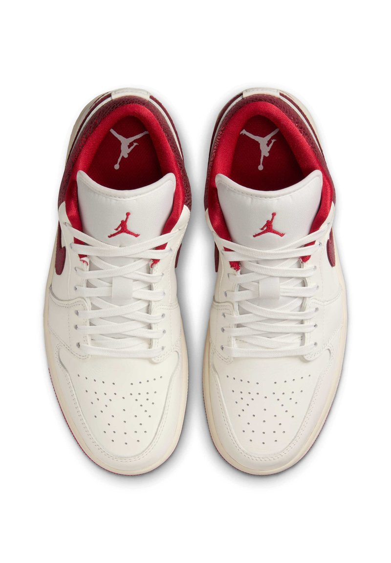 AIR JORDAN 1 LOW SE - Tenisky - sail/varsity red team red