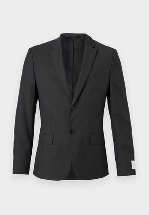 Blazer noir pour homme à deux boutons avec revers en cranté, poches à rabat sur le devant et une poche poitrine passepoilée, présenté sur un fond clair.