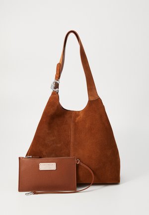 Braune Wildleder-Tote-Bag mit einer glatten Lederbörse. Besitzt eine runde Form, einen Tragegurt mit metallem Akzent und strukturierte Oberflächen.