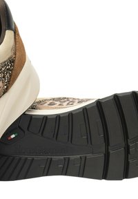 Sneaker marrone e beige con una tomaia testurizzata, caratterizzata da accenti luccicanti e una suola in gomma con un battistrada ben definito. Logo del marchio visibile.
