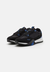 Svarte athletic joggesko med blå detaljer, laget av teksturert materiale, med rund tå, snøring og gummisåle.