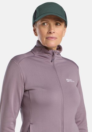 Veste légère mauve à fermeture éclair avec tissu texturé et col montant. Associée à une casquette vert foncé, dotée de panneaux latéraux en mesh.