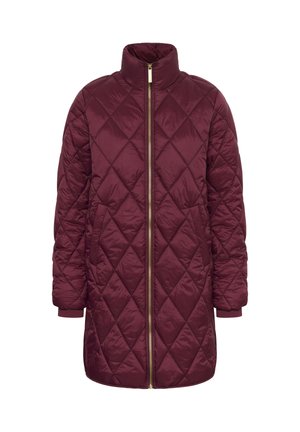 Cappotto lungo trapuntato bordeaux con colletto alto, dotato di zip dorata e polsini a coste. Il tessuto ha una consistenza liscia e lucida.