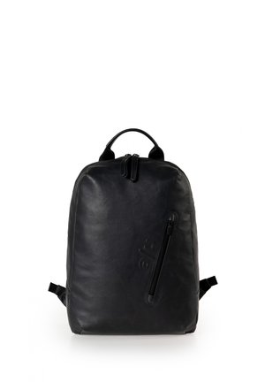 Schwarzer Leder-Rucksack mit glatter Textur, runder Form, obenem Griff und vorderer Reißverschluss-Tasche. verfügt über verstellbare Träger.
