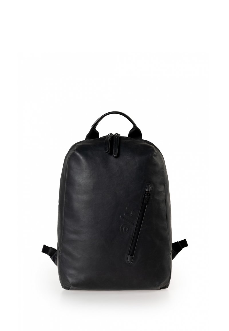 Zaino in pelle nera con una superficie liscia, forma arrotondata, manico superiore e tasca anteriore con cerniera. Dotato di spallacci regolabili.