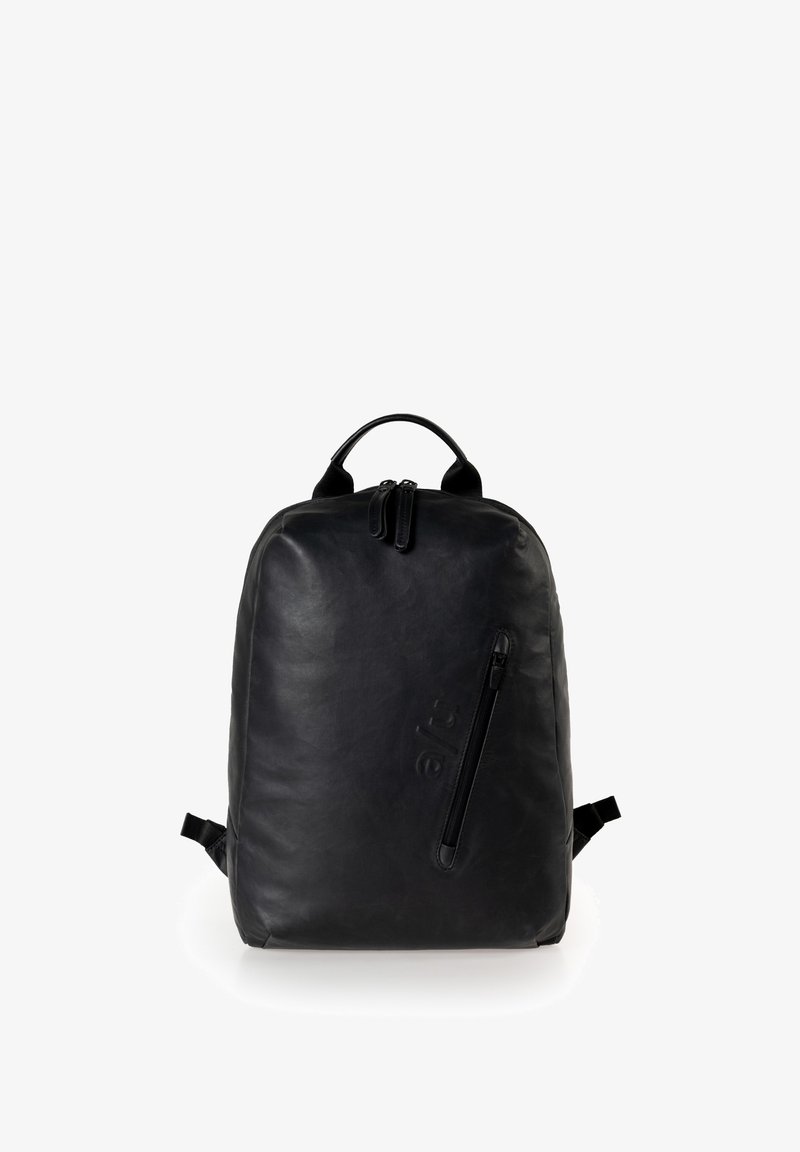 Zaino in pelle nera con una superficie liscia, forma arrotondata, manico superiore e tasca anteriore con cerniera. Dotato di spallacci regolabili.