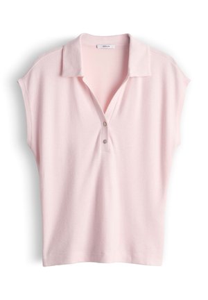 Polo rosa chiaro a maniche corte con una vestibilità rilassata, patta con due bottoni e colletto morbido, mostrata su uno sfondo bianco.