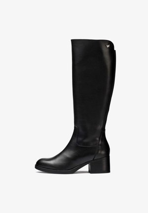 Botín negro hasta la rodilla hecho de cuero suave, con punta redondeada y tacón cuadrado. Acento del logo cerca de la parte superior en un lado.