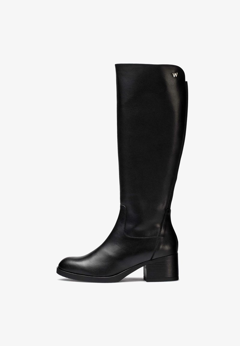 Botín negro hasta la rodilla hecho de cuero suave, con punta redondeada y tacón cuadrado. Acento del logo cerca de la parte superior en un lado.