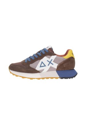 Brązowy sneaker z niebieskimi sznurowadłami, białymi bocznymi panelami z niebieskimi geometrycznymi symbolami, żółtym akcentem na pięcie i gumową podeszwą.